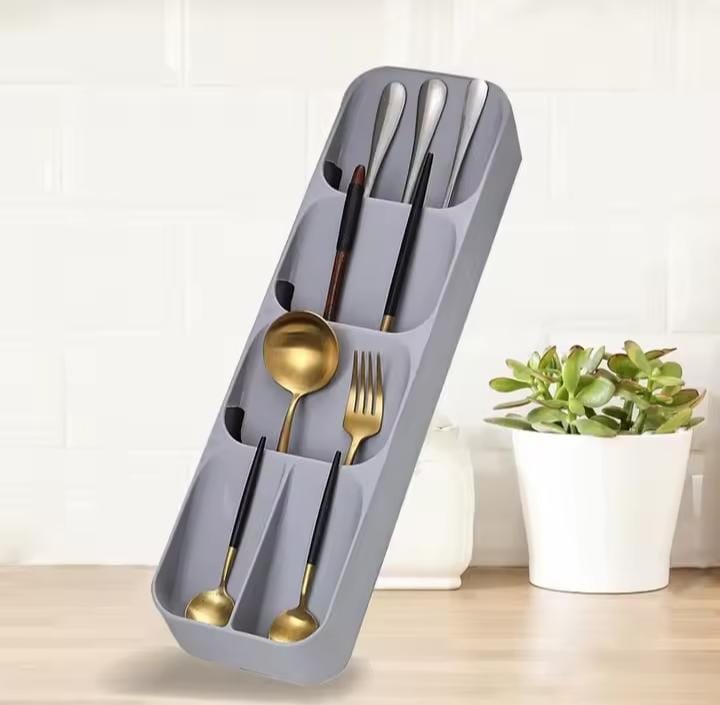 Compact cutlery holder
