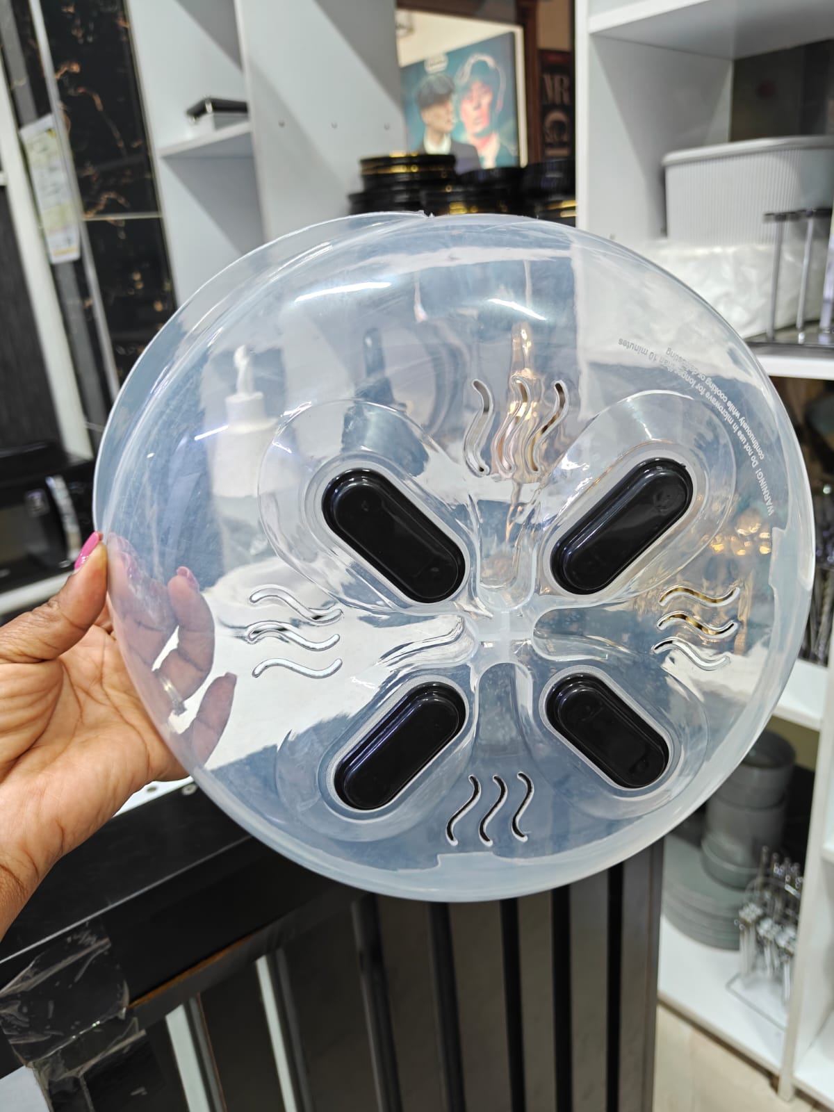 Magnetic microwave food cover