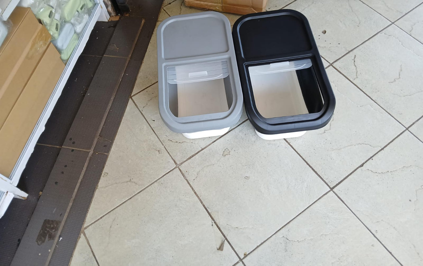 Collapsible cereals storage container