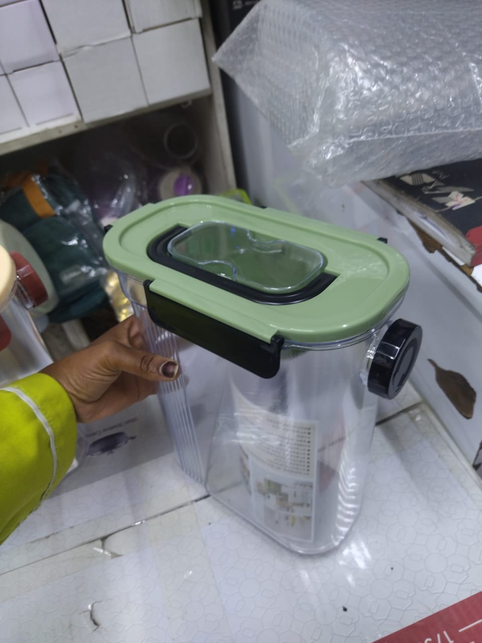 Airtight cereal storage container