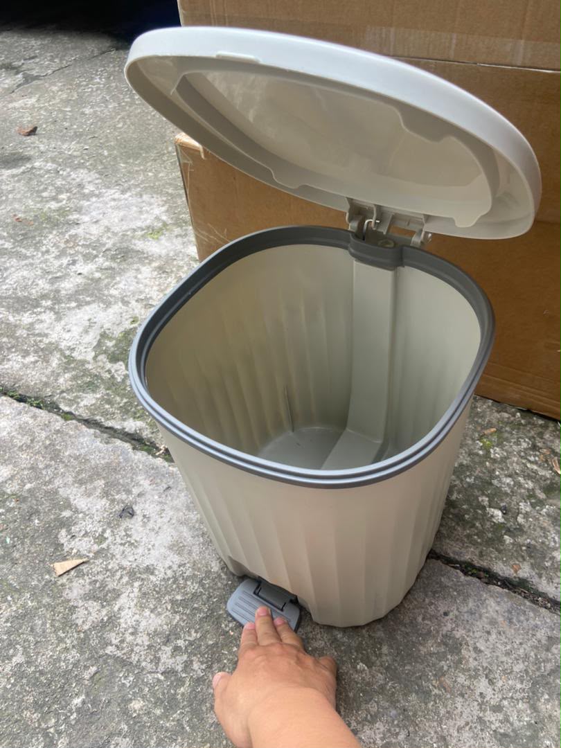 Foot Pedal push dustbin/trash can.