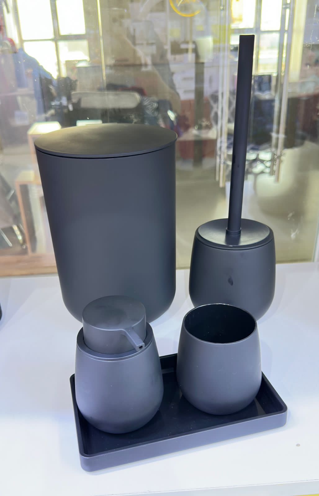 High quality black resin bathroom accessory set