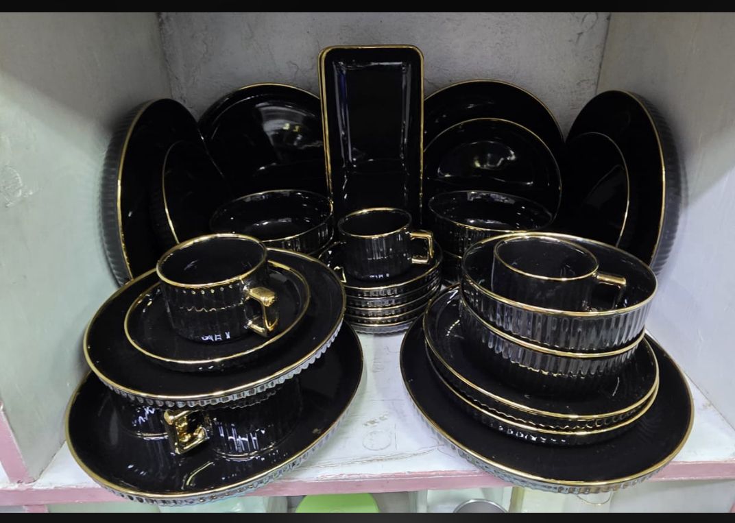 Black gold dinner set