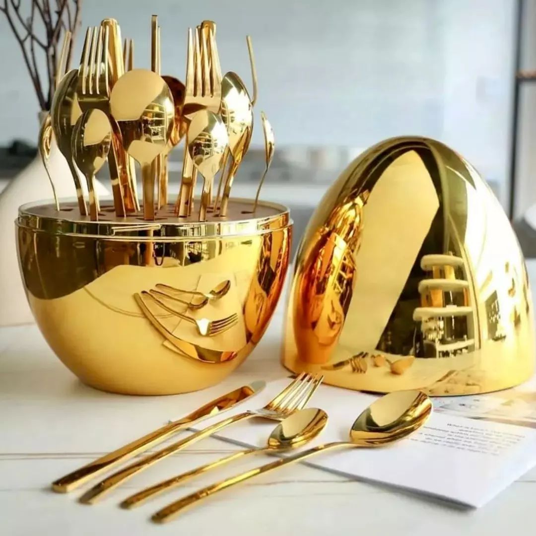 Egg shaped cutlery set