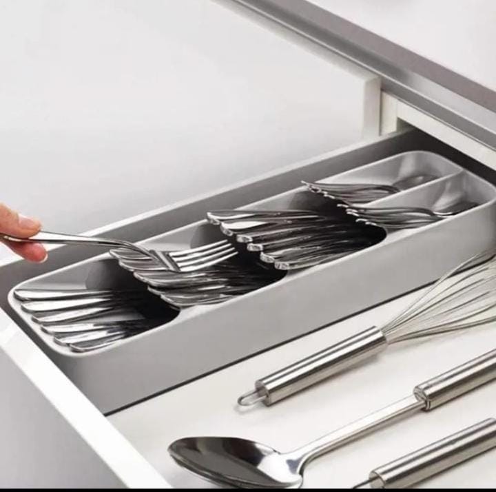 Compact cutlery holder