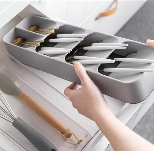 Compact cutlery holder