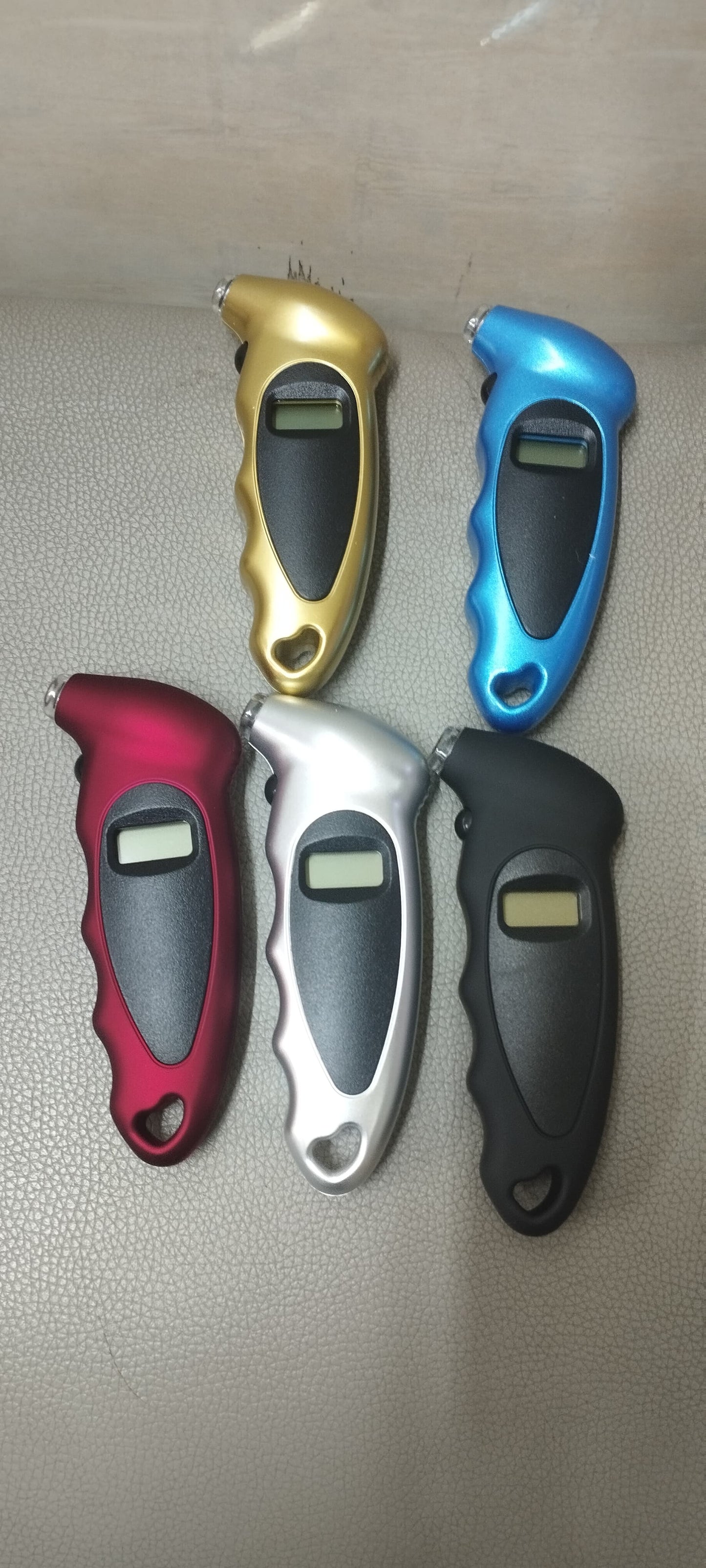 Digital tire pressure gauge
