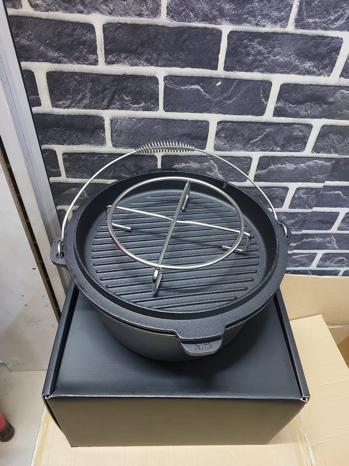 Preseasoned Dutch oven