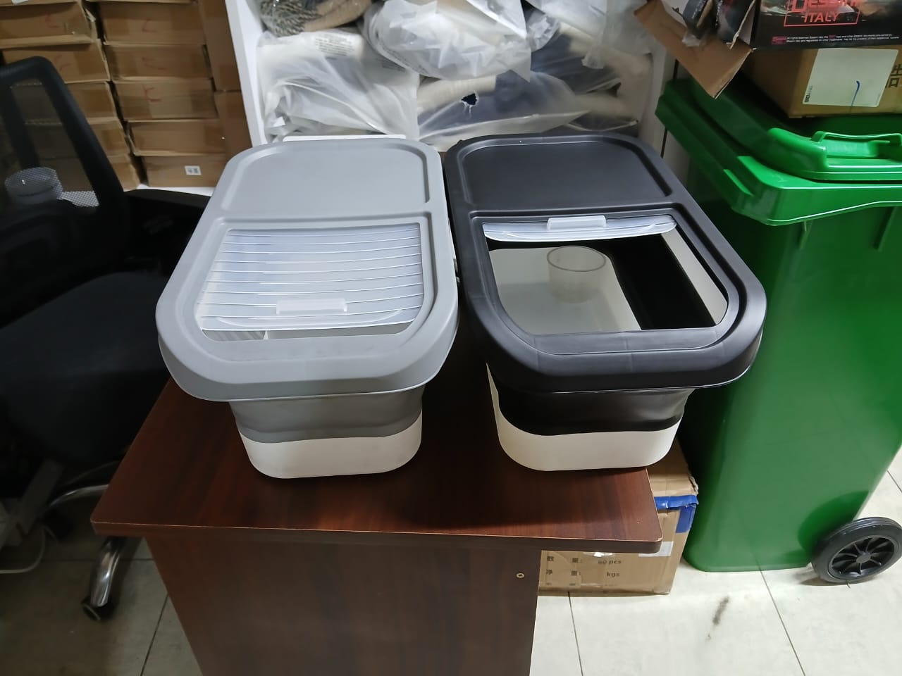 Collapsible cereals storage container