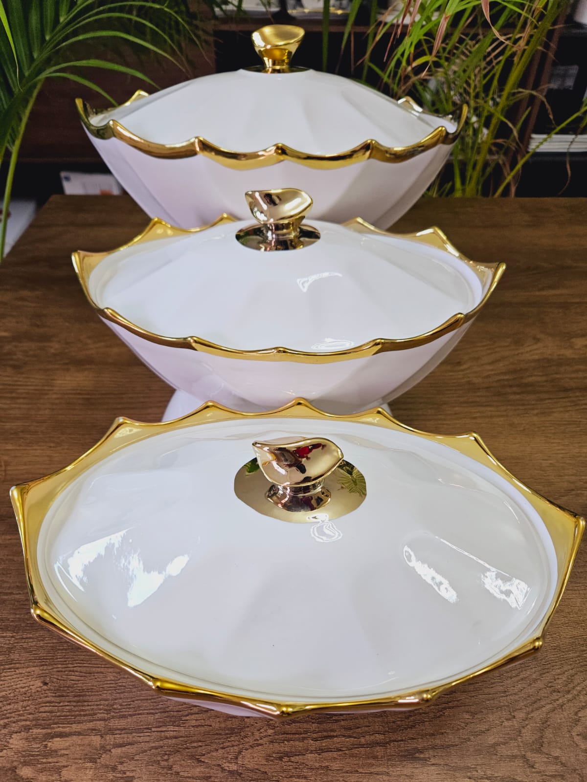 A set of 3 serving dishes