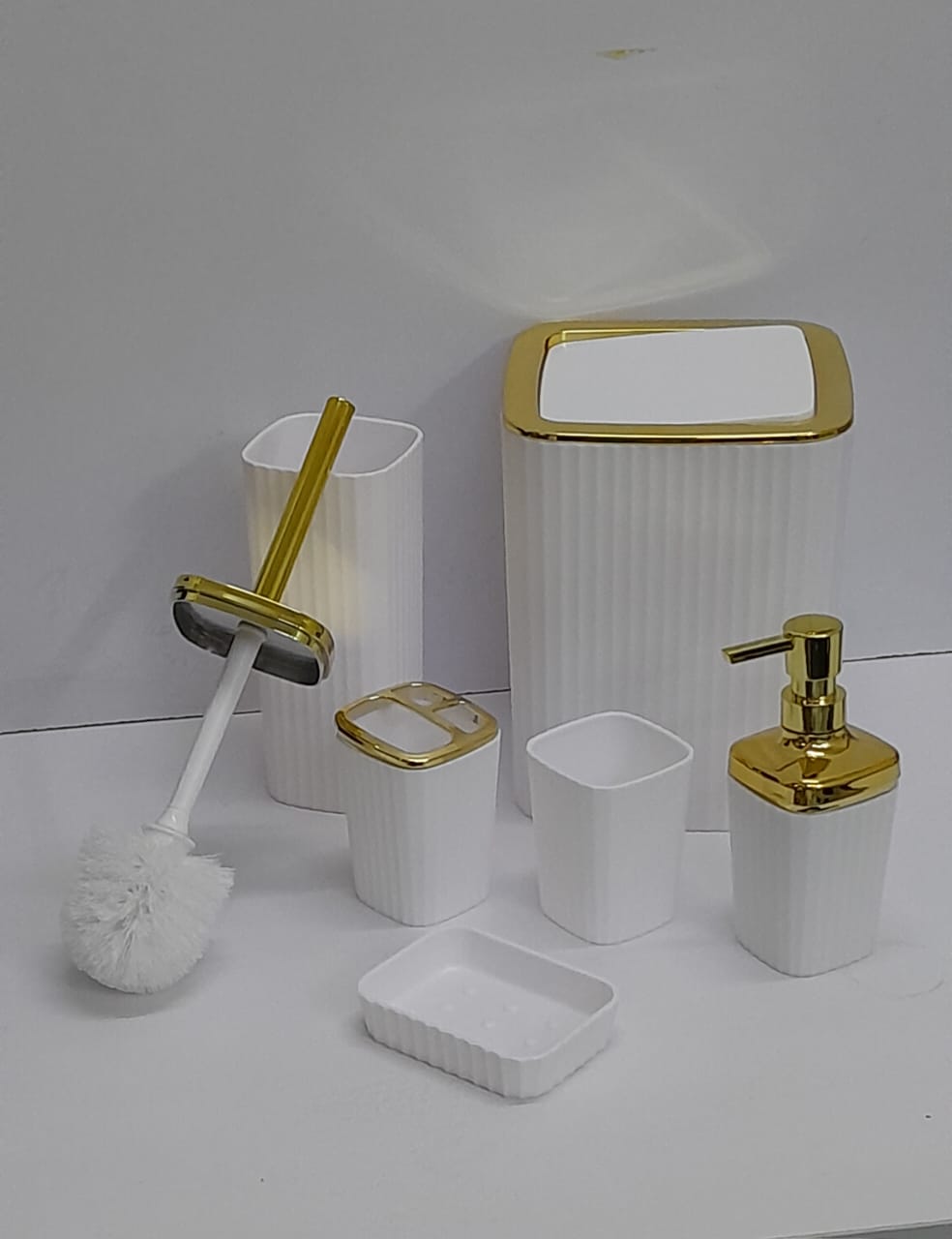 BATHROOM ACCESSORIES SET