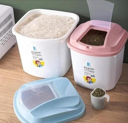 Rice/cereal bucket with measuring cup