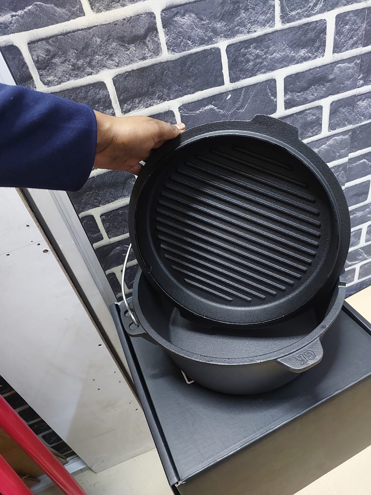 Preseasoned Dutch oven
