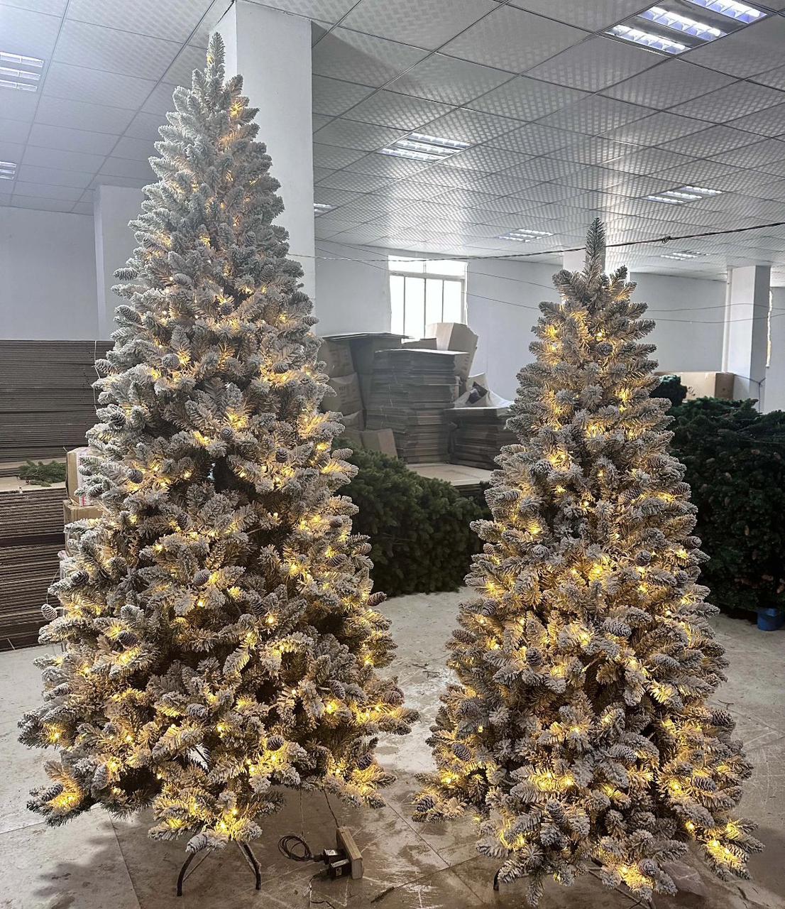 Pre-lit Snow flocked Christmas tree