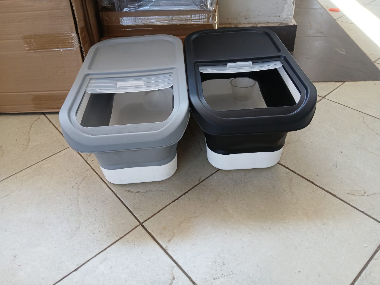 Collapsible cereals storage container