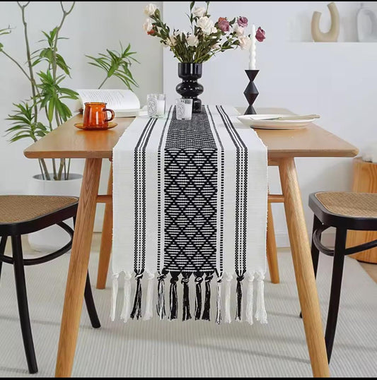 Braided woven textured table runner with tassels + 6pcs mats