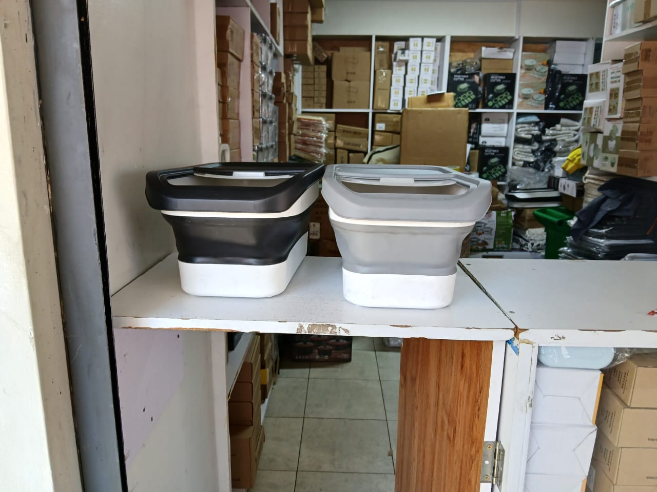 Collapsible cereals storage container