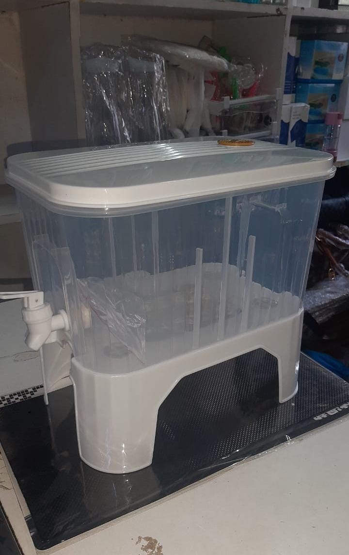 Cold water pitcher kettle with tap